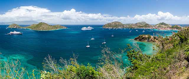 Tourisme en Guadeloupe depuis nos gîtes du Petit Voyageur - Basse Terre vue depuis les Saintes